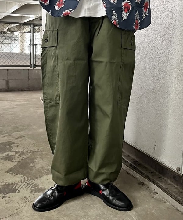 ミナミマリコさんの「BEAMS WOMEN｜【別注】BUZZ RICKSON'S / ポプリン アーミーパンツ」を使ったコーディネート