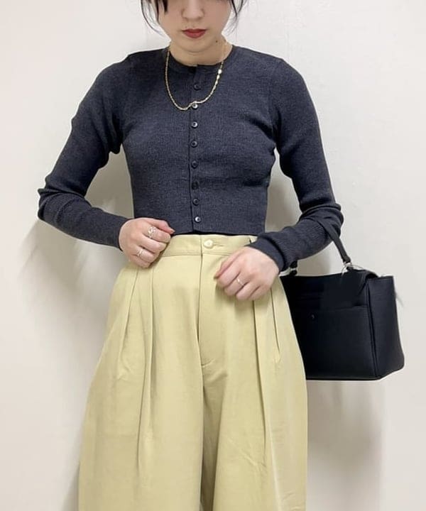 山田 千遥さんの「BEAMS WOMEN｜Demi-Luxe BEAMS / バックル ポインテッドトゥ パンプス」を使ったコーディネート