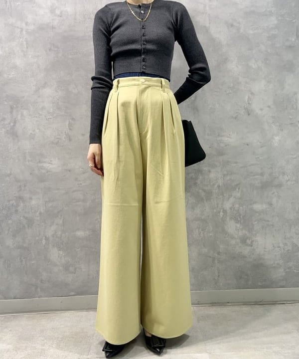 山田 千遥さんの「BEAMS WOMEN｜Demi-Luxe BEAMS / バックル ポインテッドトゥ パンプス」を使ったコーディネート