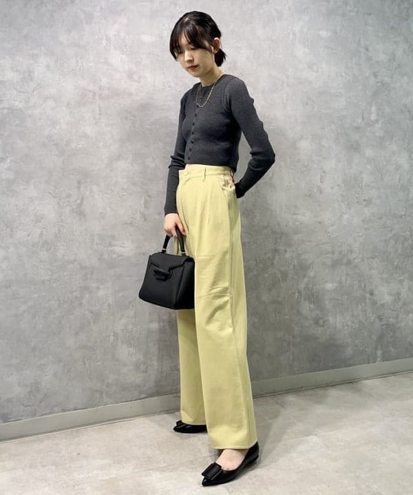山田 千遥さんの「BEAMS WOMEN｜Demi-Luxe BEAMS / バックル ポインテッドトゥ パンプス」を使ったコーディネート