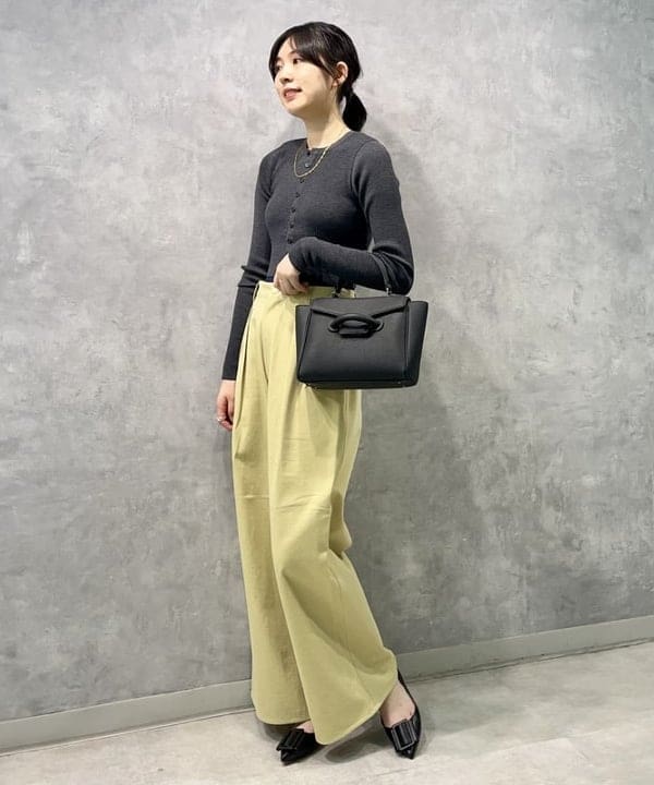 山田 千遥さんの「BEAMS WOMEN｜Demi-Luxe BEAMS / バックル ポインテッドトゥ パンプス」を使ったコーディネート