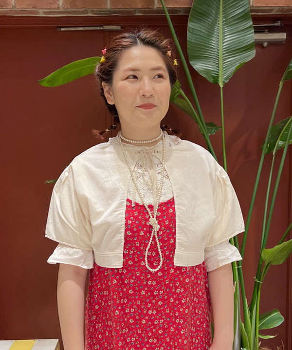 エノモト アミさんの「BEAMS WOMEN｜BEAMS BOY / 樹脂 パール ロング ネックレス」を使ったコーディネート
