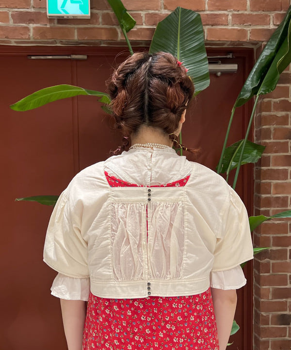 エノモト アミさんの「BEAMS WOMEN｜BEAMS BOY / 樹脂 パール ロング ネックレス」を使ったコーディネート