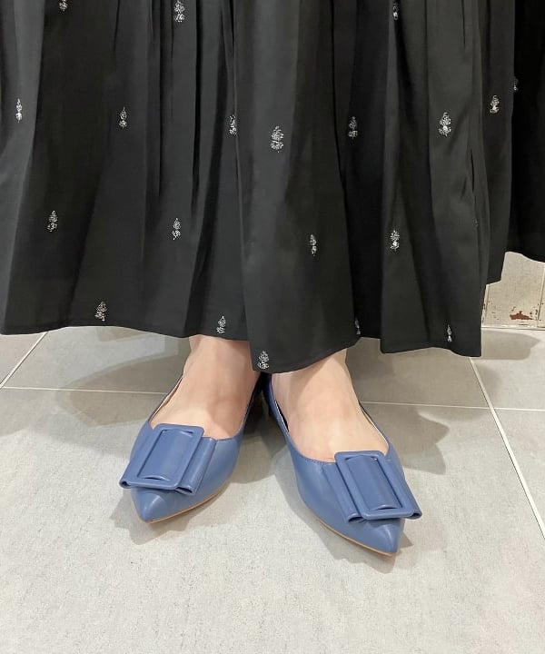 CHIHIROさんの「BEAMS WOMEN｜Demi-Luxe BEAMS / バックル ポインテッドトゥ パンプス」を使ったコーディネート