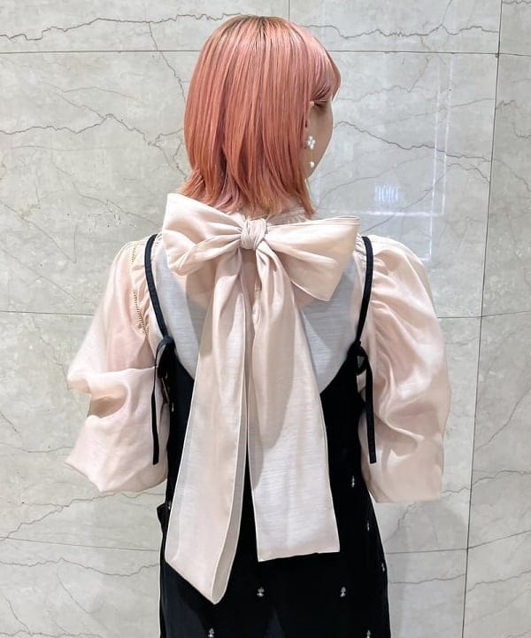 篠崎 香月さんの「BEAMS WOMEN｜オーガンジー リボンブラウス」を使ったコーディネート