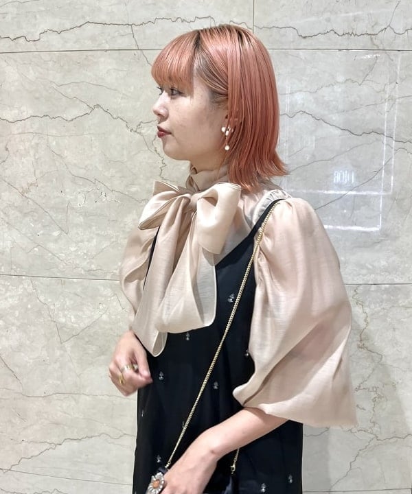 篠崎 香月さんの「BEAMS WOMEN｜オーガンジー リボンブラウス」を使ったコーディネート