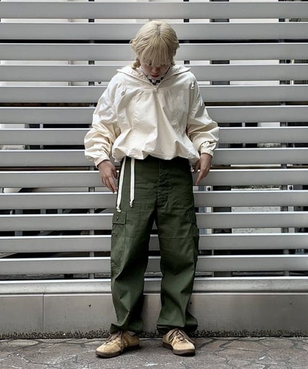 ナツハさんの「BEAMS WOMEN｜【別注】BUZZ RICKSON'S / ポプリン アーミーパンツ」を使ったコーディネート