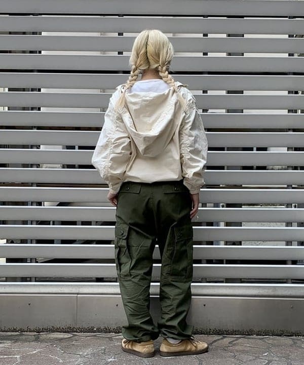 ナツハさんの「BEAMS WOMEN｜【別注】BUZZ RICKSON'S / ポプリン アーミーパンツ」を使ったコーディネート