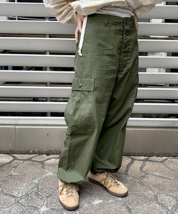 ナツハさんの「BEAMS WOMEN｜【別注】BUZZ RICKSON'S / ポプリン アーミーパンツ」を使ったコーディネート