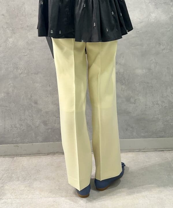 山田 千遥さんの「BEAMS WOMEN｜Demi-Luxe BEAMS / バックル ポインテッドトゥ パンプス」を使ったコーディネート