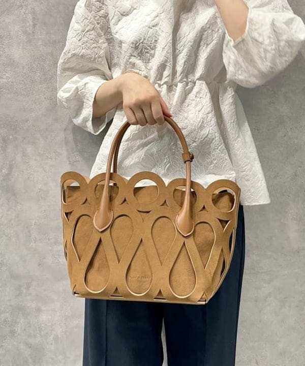 山田 千遥さんの「BEAMS WOMEN｜Demi-Luxe BEAMS / バックル ポインテッドトゥ パンプス」を使ったコーディネート