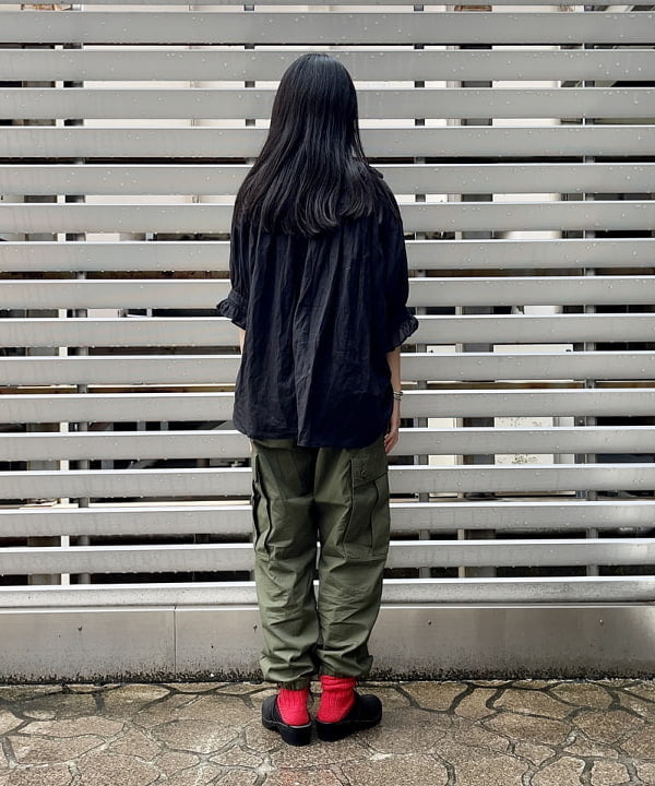 ミナミマリコさんの「BEAMS WOMEN｜【別注】BUZZ RICKSON'S / ポプリン アーミーパンツ」を使ったコーディネート