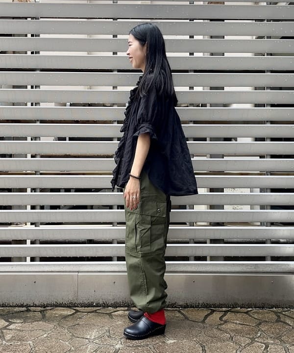 ミナミマリコさんの「BEAMS WOMEN｜【別注】BUZZ RICKSON'S / ポプリン アーミーパンツ」を使ったコーディネート