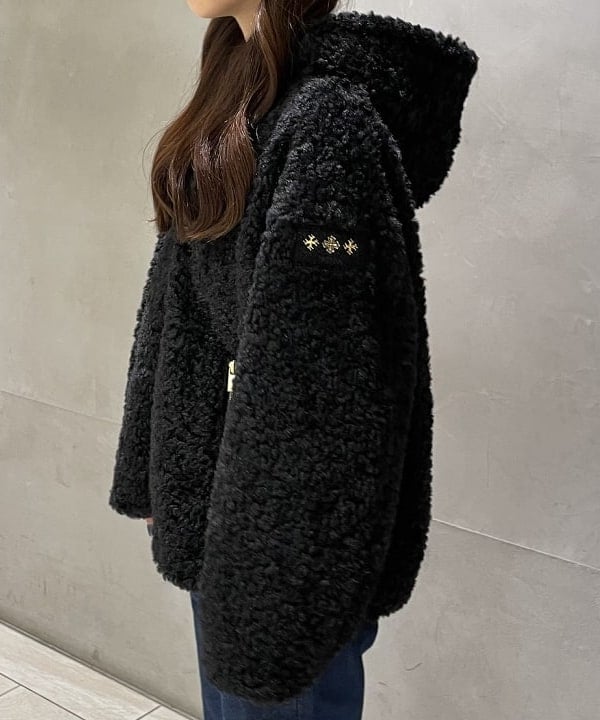 高木 菜央さんの「BEAMS WOMEN｜【WEB限定】TATRAS / IPAMA ボア フードジャケット」を使ったコーディネート