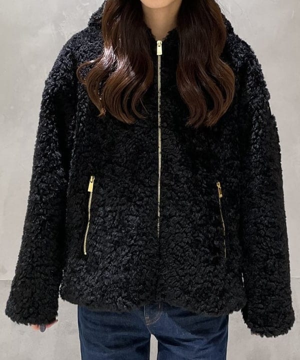 高木 菜央さんの「BEAMS WOMEN｜【WEB限定】TATRAS / IPAMA ボア フードジャケット」を使ったコーディネート