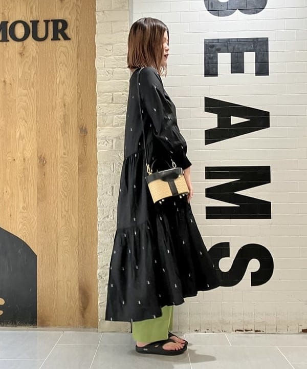 CHIHIROさんの「BEAMS WOMEN｜CHRISTIAN VILLA × Demi-Luxe BEAMS / 別注 ストロー バニティーバッグ」を使ったコーディネート