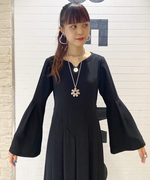 りかちょび/岸本梨佳さんの「BEAMS WOMEN｜Otro Accesorio / フラワー リング」を使ったコーディネート