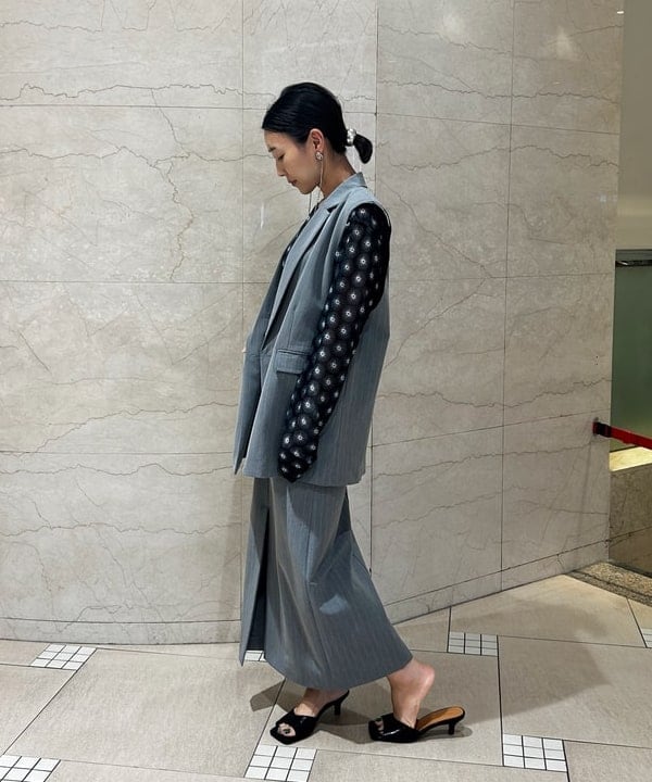 川口 恵さんの「BEAMS WOMEN｜Ray BEAMS / ピンストライプ  4ボタン ダブル ジレ」を使ったコーディネート