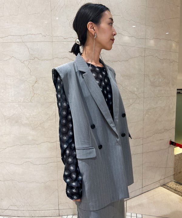 川口 恵さんの「BEAMS WOMEN｜Ray BEAMS / ピンストライプ  4ボタン ダブル ジレ」を使ったコーディネート