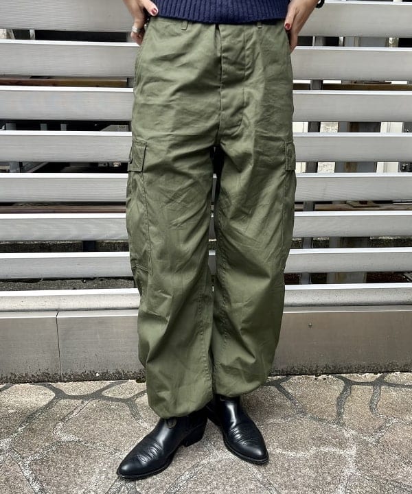 ミナミマリコさんの「BEAMS WOMEN｜【別注】BUZZ RICKSON'S / ポプリン アーミーパンツ」を使ったコーディネート