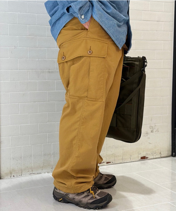 佐々木 優さんの「BEAMS WOMEN｜BRIEFING / 別注 COCKPIT BAG」を使ったコーディネート