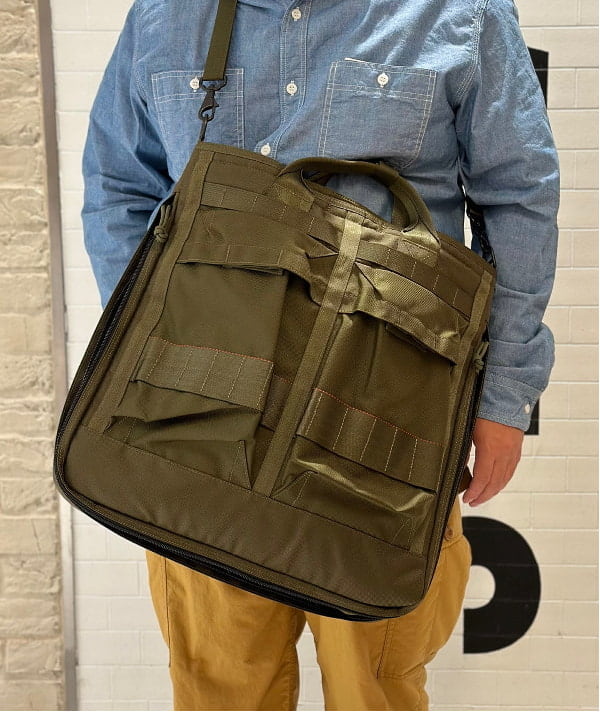 佐々木 優さんの「BEAMS WOMEN｜BRIEFING / 別注 COCKPIT BAG」を使ったコーディネート