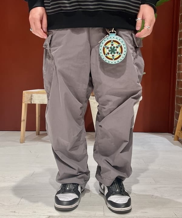 新里 京介さんの「BEAMS WOMEN｜BEAMS / ビッグ 6ポケット カーゴパンツ」を使ったコーディネート