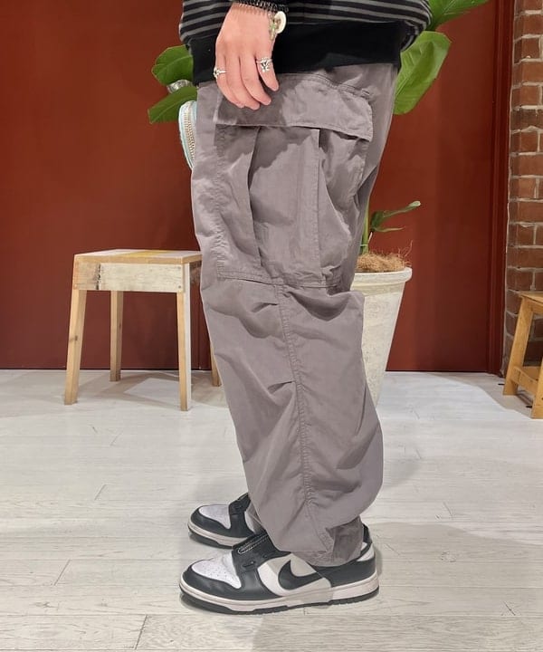 新里 京介さんの「BEAMS WOMEN｜BEAMS / ビッグ 6ポケット カーゴパンツ」を使ったコーディネート