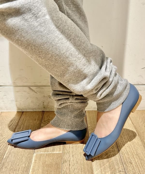 佐藤 美樹さんの「BEAMS WOMEN｜Demi-Luxe BEAMS / バックル ポインテッドトゥ パンプス」を使ったコーディネート