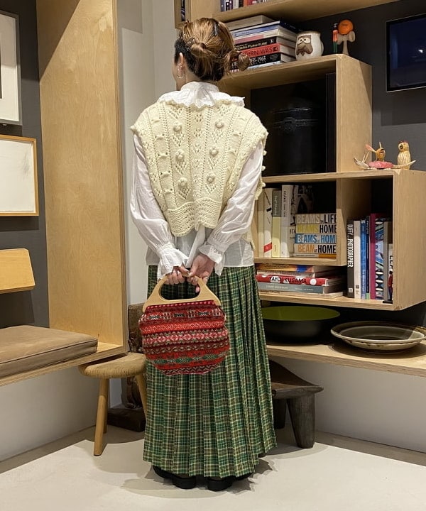 吉野 多恵さんの「BEAMS WOMEN｜BEAMS BOY / 樹脂 パール ロング ネックレス」を使ったコーディネート