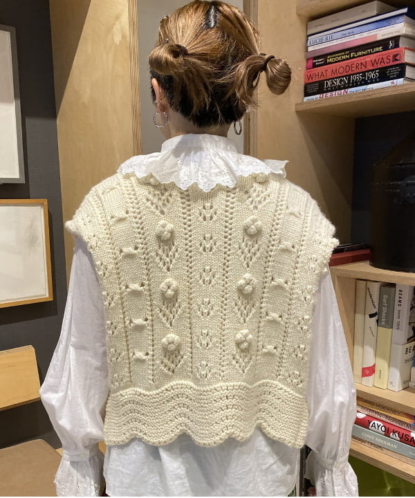 吉野 多恵さんの「BEAMS WOMEN｜BEAMS BOY / 樹脂 パール ロング ネックレス」を使ったコーディネート
