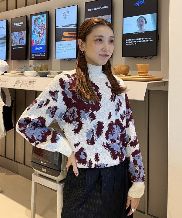 ちりこさんの「BEAMS WOMEN｜Ray BEAMS / フラワー ジャカード ハイネック ニット」を使ったコーディネート