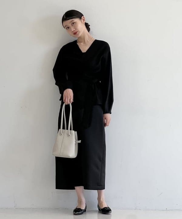 隈元 楓さんの「BEAMS WOMEN｜Demi-Luxe BEAMS / バックル ポインテッドトゥ パンプス」を使ったコーディネート