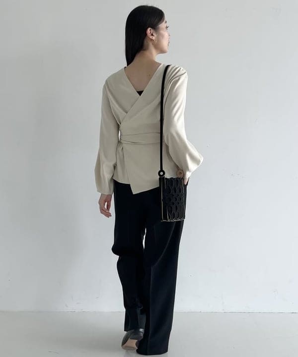 隈元 楓さんの「BEAMS WOMEN｜Demi-Luxe BEAMS / バックル ポインテッドトゥ パンプス」を使ったコーディネート