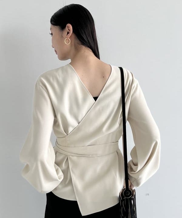 隈元 楓さんの「BEAMS WOMEN｜Demi-Luxe BEAMS / バックル ポインテッドトゥ パンプス」を使ったコーディネート