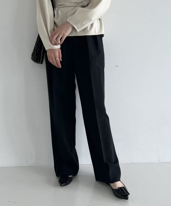 隈元 楓さんの「BEAMS WOMEN｜Demi-Luxe BEAMS / バックル ポインテッドトゥ パンプス」を使ったコーディネート