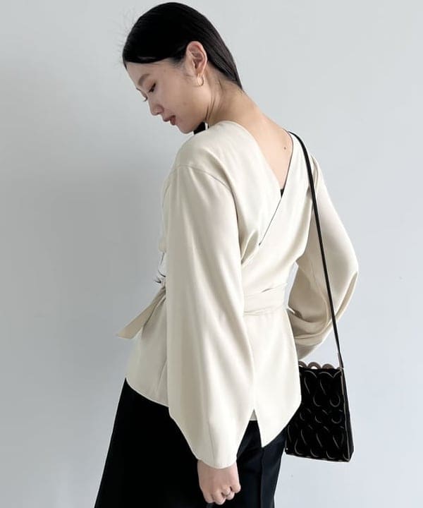 隈元 楓さんの「BEAMS WOMEN｜Demi-Luxe BEAMS / バックル ポインテッドトゥ パンプス」を使ったコーディネート