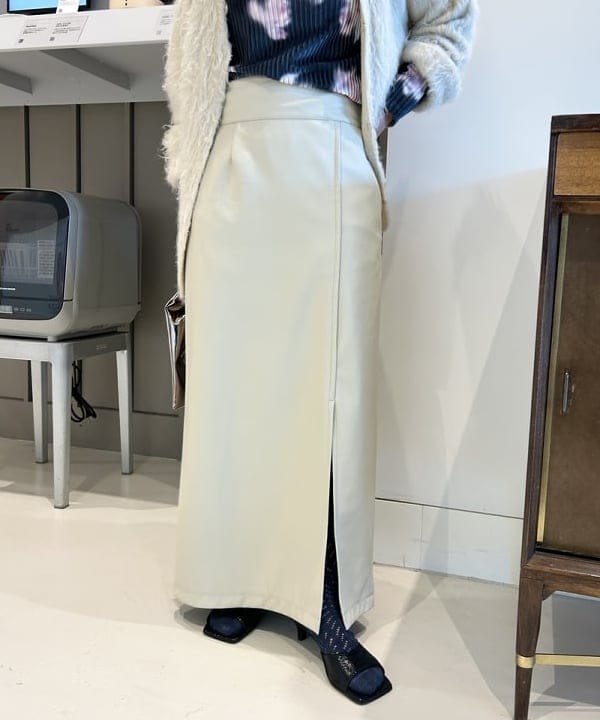 SAEさんの「BEAMS WOMEN｜Ray BEAMS / フェイク レザー スリット タイト スカート」を使ったコーディネート