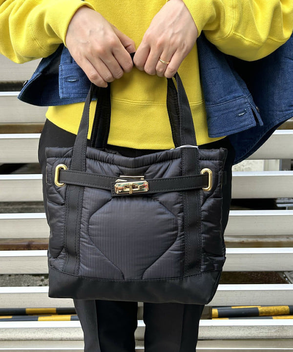千田 静香さんの「BEAMS WOMEN｜sita parantica / ナイロン キルト トートバッグ S」を使ったコーディネート