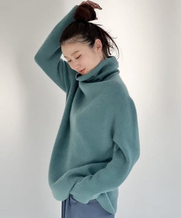 隈元 楓さんの「BEAMS WOMEN｜Demi-Luxe BEAMS / バックル ポインテッドトゥ パンプス」を使ったコーディネート