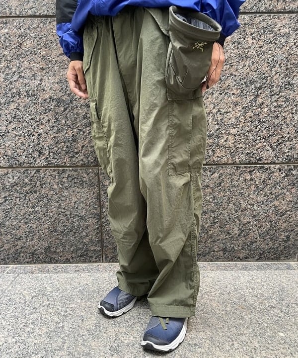 KOYO IKEDAさんの「BEAMS WOMEN｜BEAMS / ビッグ 6ポケット カーゴパンツ」を使ったコーディネート