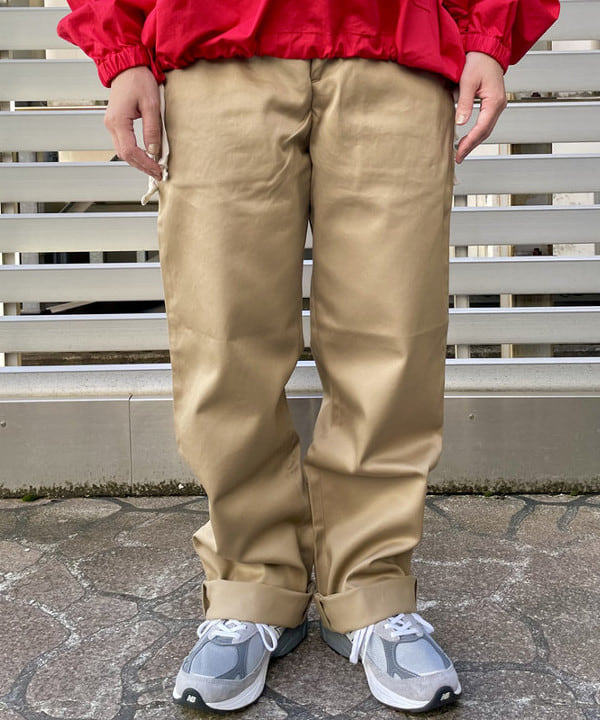 コウリキ　マミさんの「BEAMS WOMEN｜【別注】BUZZ RICKSON'S / チノパンツ」を使ったコーディネート