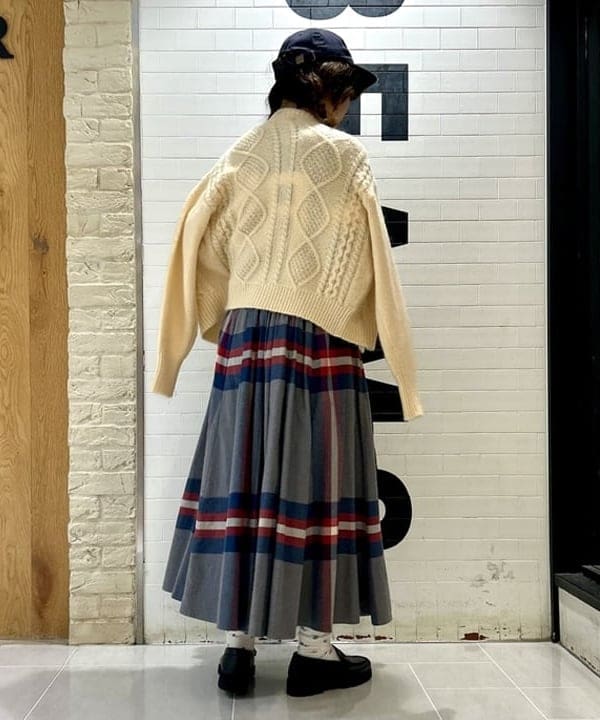 小原 もこさんの「BEAMS WOMEN｜BEAMS BOY / 樹脂 パール ロング ネックレス」を使ったコーディネート