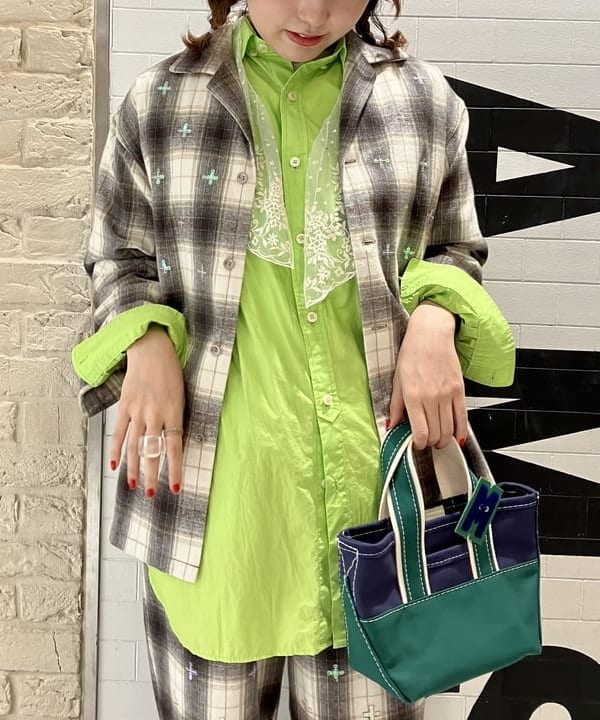 小原 もこさんの「BEAMS WOMEN｜L.L.Bean × BEAMS PLUS ＆ BEAMS BOY / Deep Bottom Deluxe Boat and Tote Mini」を使ったコーディネート