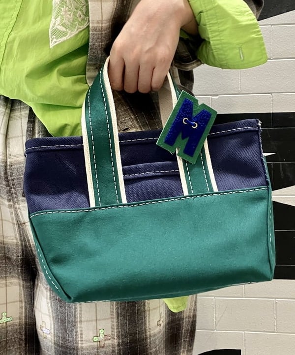 小原 もこさんの「BEAMS WOMEN｜L.L.Bean × BEAMS PLUS ＆ BEAMS BOY / Deep Bottom Deluxe Boat and Tote Mini」を使ったコーディネート