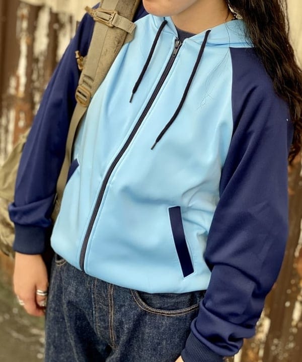 鈴木 悠里さんの「BEAMS WOMEN｜BEAMS / ワイドフィット デニムパンツ」を使ったコーディネート