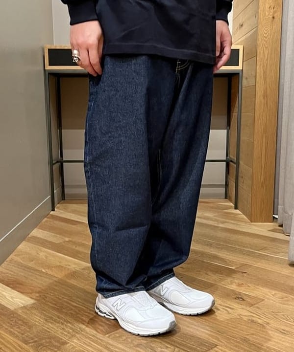 新里 京介さんの「BEAMS WOMEN｜ワイド テーパード デニム」を使ったコーディネート