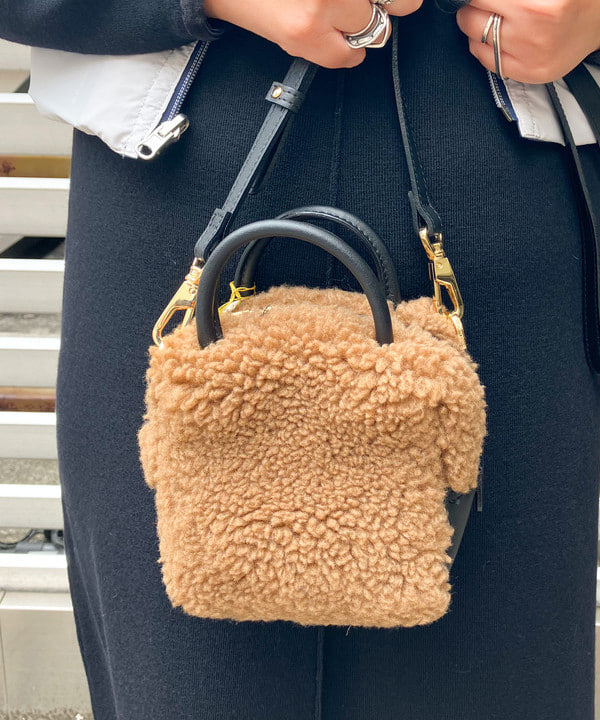 藤井 裕実子さんの「BEAMS WOMEN｜VIOLAd’ORO × Demi-Luxe BEAMS / 別注 エコムートン ミニショルダーバッグ」を使ったコーディネート