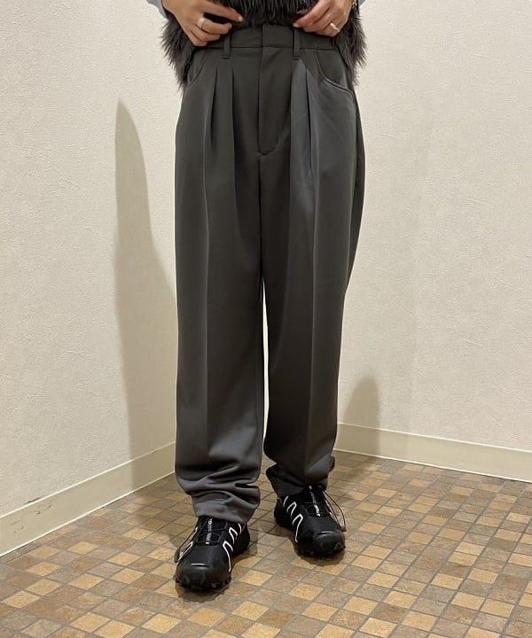 吉田 花さんの「BEAMS WOMEN｜FARAH / Tow Tuck Wide Tapered Pants」を使ったコーディネート