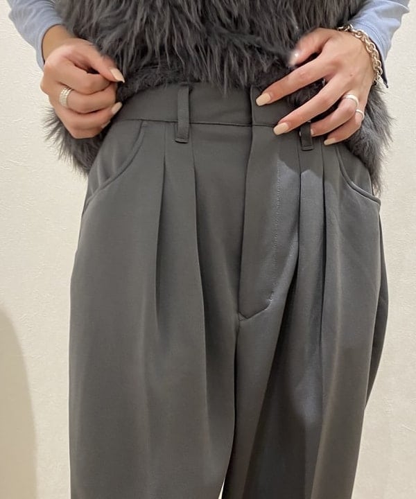 吉田 花さんの「BEAMS WOMEN｜FARAH / Tow Tuck Wide Tapered Pants」を使ったコーディネート